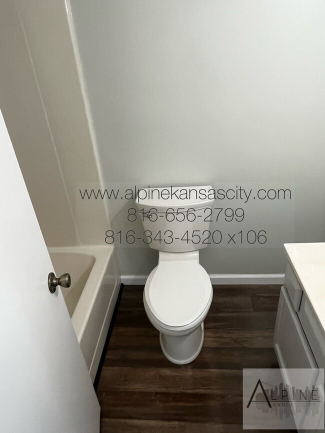 Building Photo - Northland Split Level All Electric!