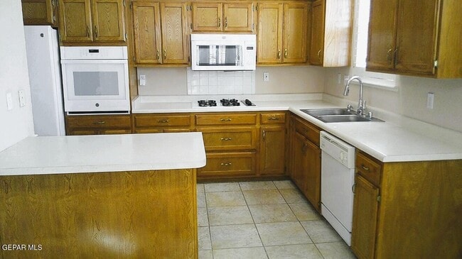 Building Photo - 901 Las Aves Pl