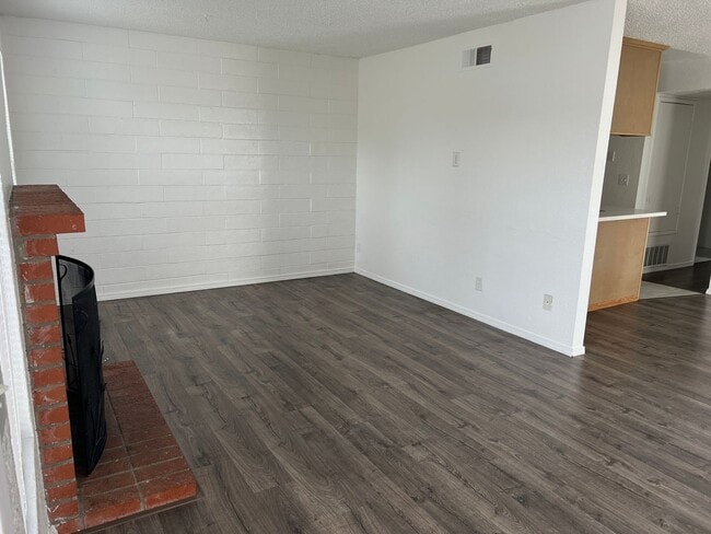 Building Photo - NEXT TO PARK DESIREABLE LOCATION RECENTLY RENOVATED!