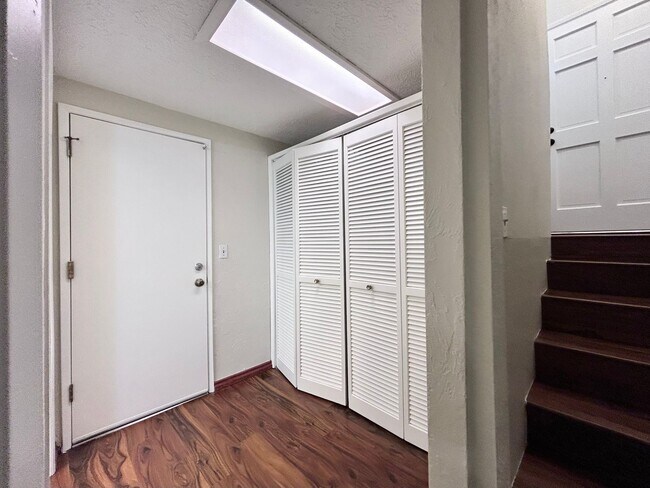 Building Photo - Large 3 Bed, 2 Bath, Sanctuary!