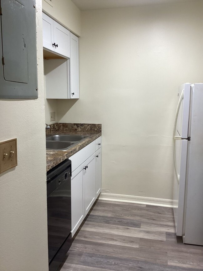Building Photo - Southbrooke condo