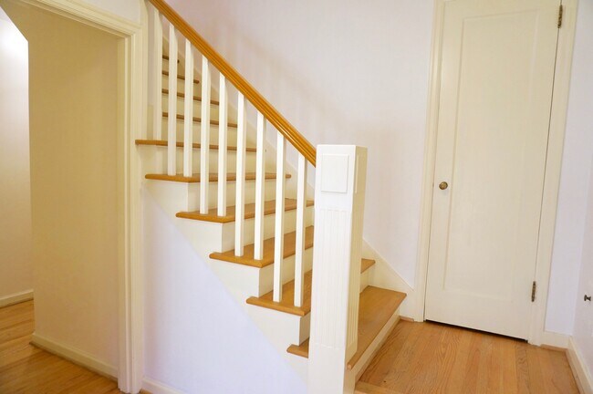 Building Photo - Beautiful Dream Home in the Southwest Hills! Call now to live amongst the trees!