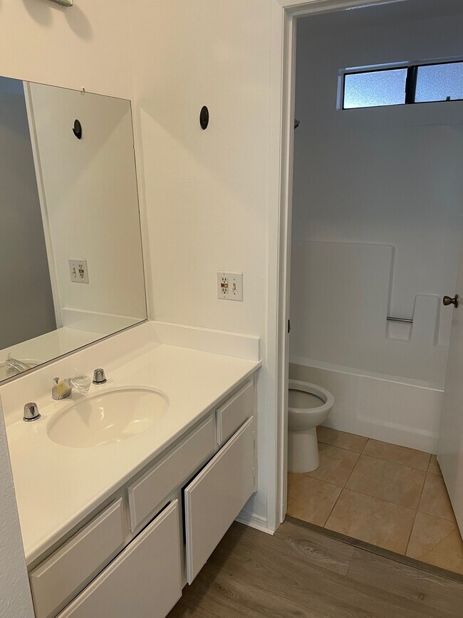 Building Photo - 11247 La Maida St