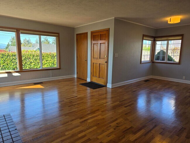 Building Photo - 2 Bedroom Home in Manette!