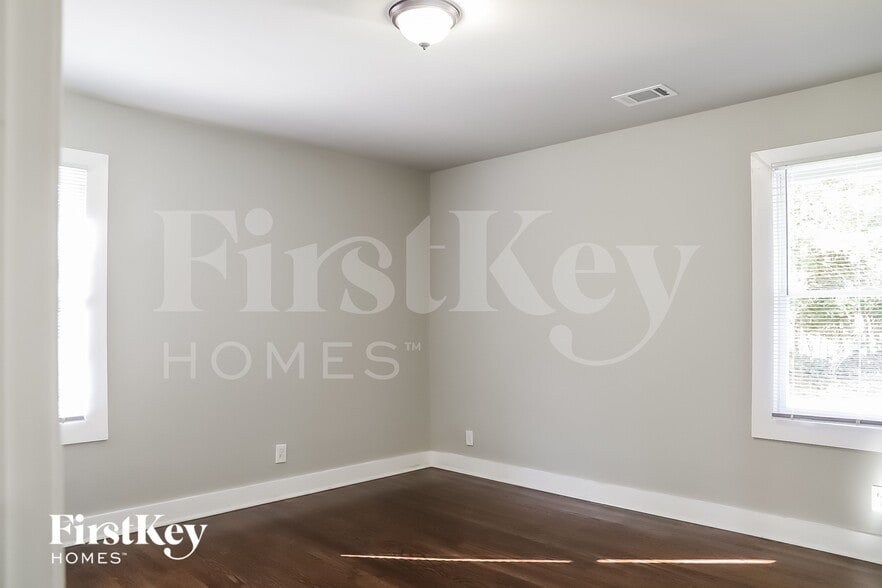 Building Photo - 2207 Freydale Rd
