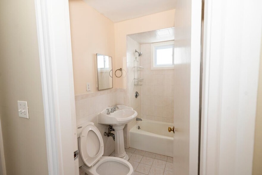 Building Photo - 15 Wheelwright Rd