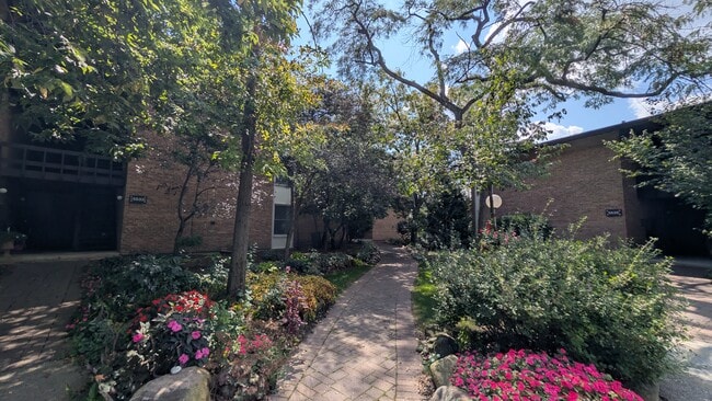 Building Photo - 5534 E Lake Dr