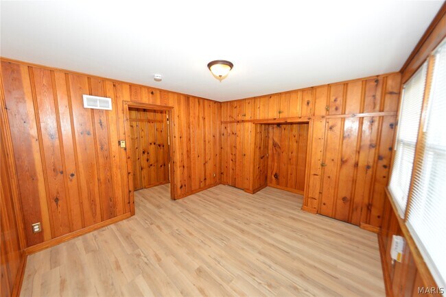 Building Photo - 1005 Hawthorn Ave