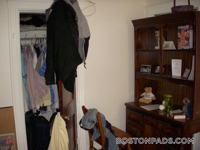 Building Photo - 208 Kelton St