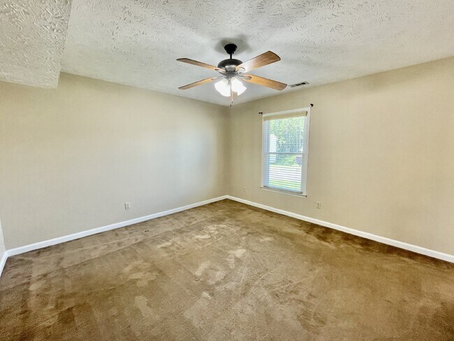 Building Photo - 4 bedroom, 3 bathroom Nest in Spring Lake