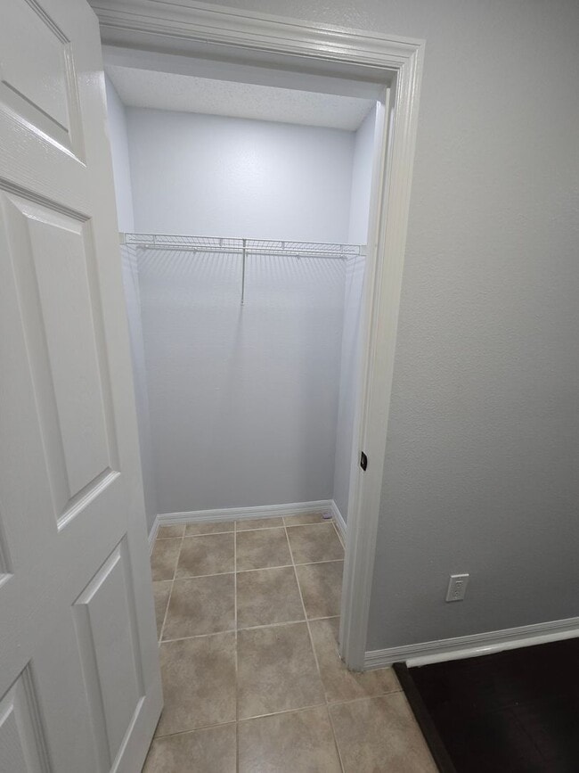 Building Photo - Stunning Fully Renovated Townhouse for rent in Land O' Lakes – Your Dream Home Awaits!