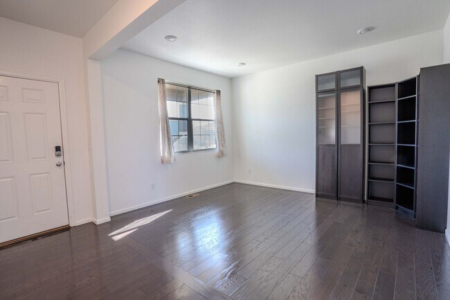 Building Photo - Available NOW! 4 Bedroom 3 Bath Beautiful Home