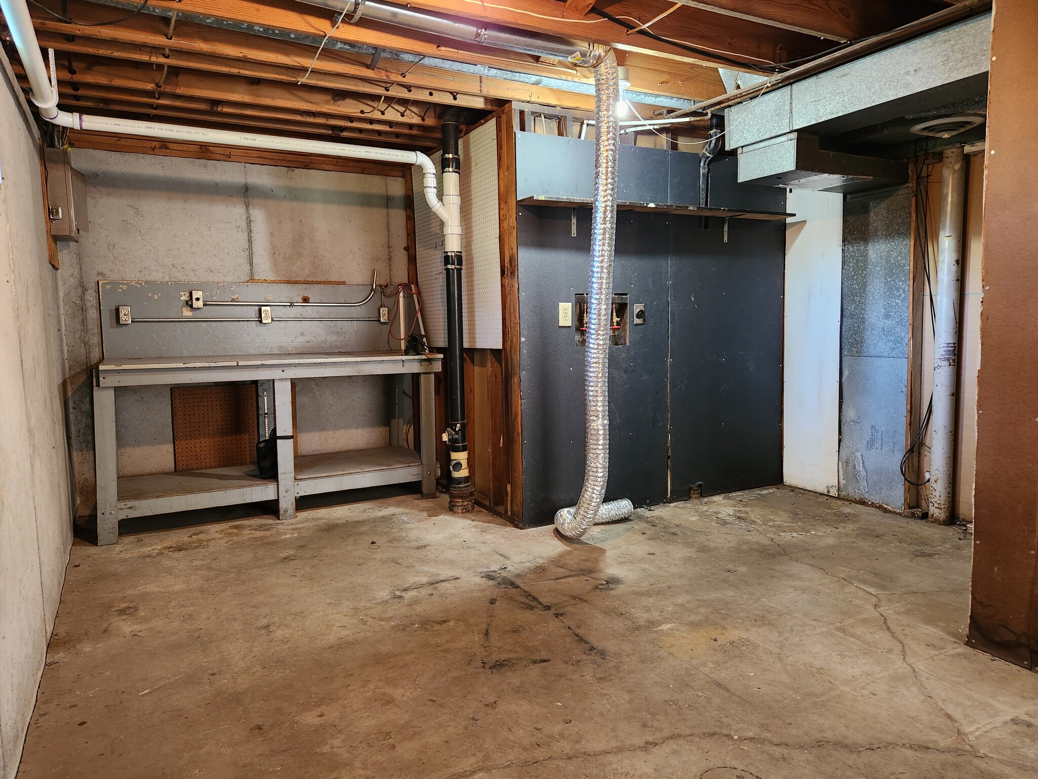 Storage With Washer/Dryer Hookups - 8902 Haskins St