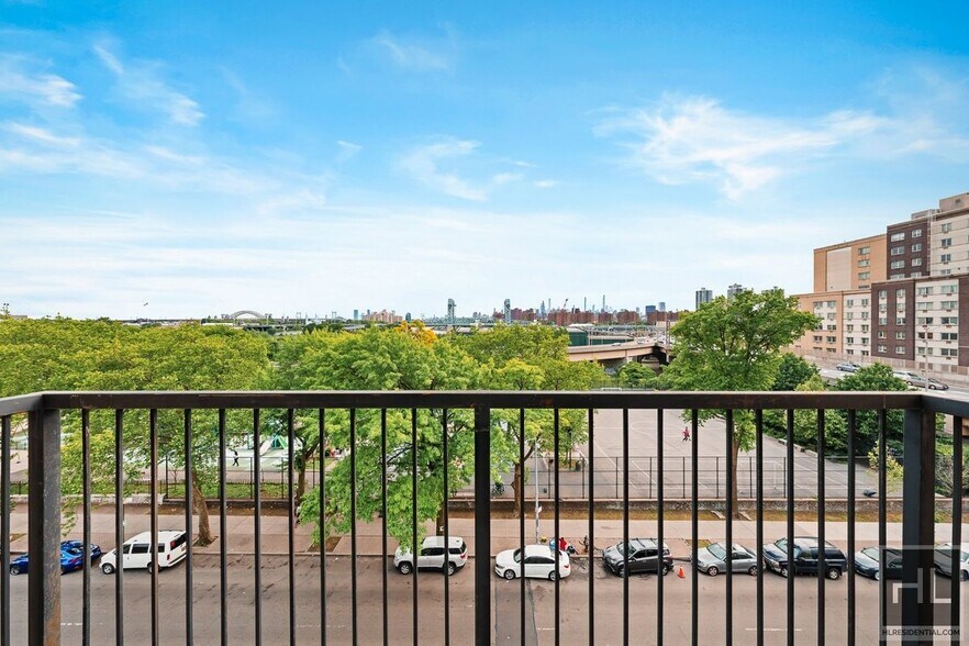 Building Photo - BRUCKNER BOULEVARD