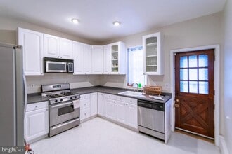 Building Photo - 833 N Newkirk St