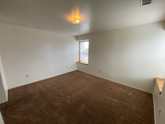 Building Photo - Charming 3 Bed/2.5 Bath on Packwood coming...