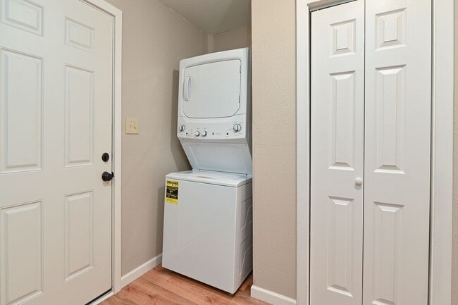 Building Photo - ADORABLE YEAR-ROUND SOLDOTNA HOME!