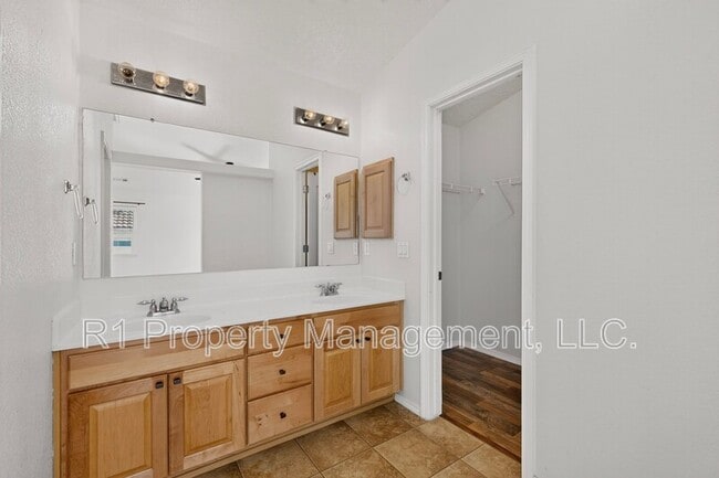 Building Photo - 2323 Margarita Dr SE