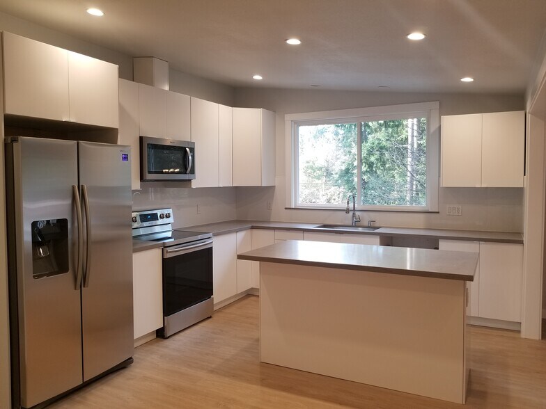 Bright spacious kitchen with court counter top - 4070 149th Ave SE