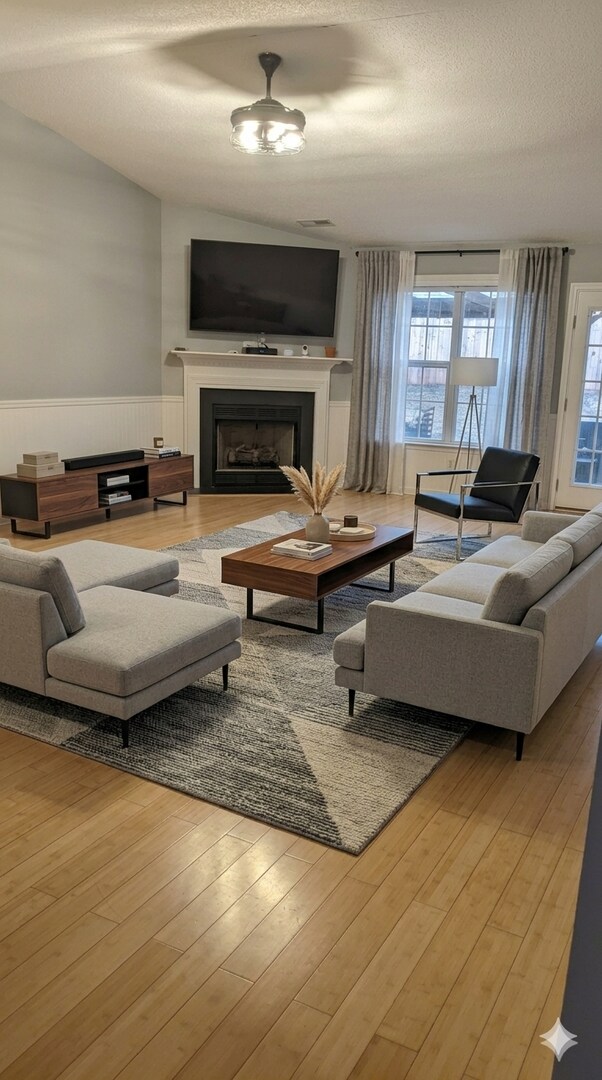 Building Photo - Fantastic Location & Price