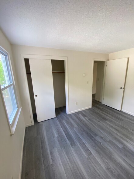 Building Photo - 851 Mammoth Rd