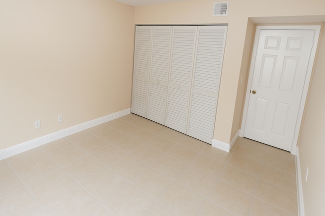 Building Photo - 2-Bed, 2-Bath