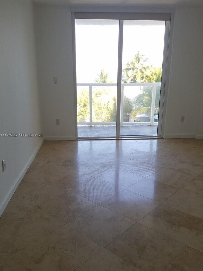 Building Photo - 2457 Collins Ave