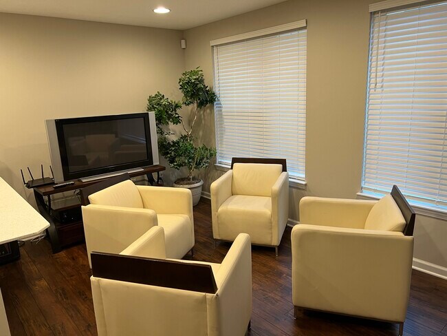 Flex room - 13086 Grand Vue Dr