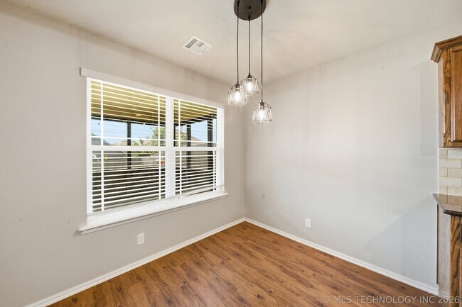 Building Photo - 13328 S 21st Pl
