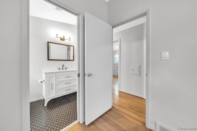 Building Photo - 229 Redwood Dr