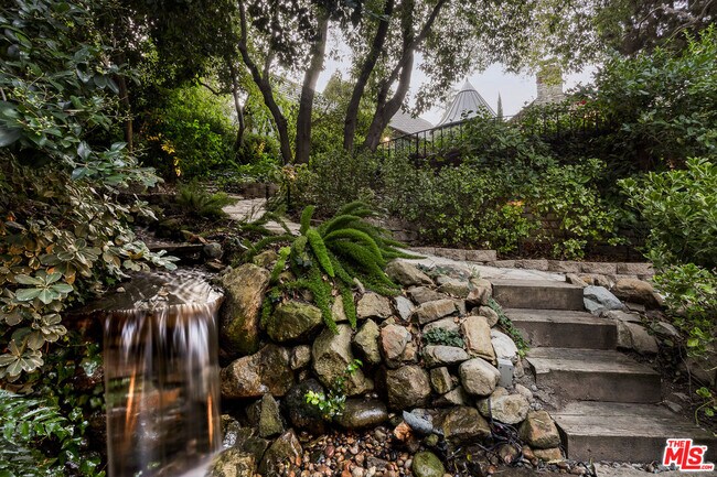 Building Photo - 4880 Queen Florence Ln