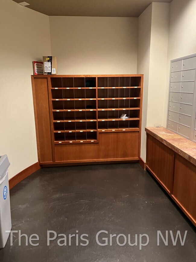 Building Photo - Gorgeous Green Lake Condo * 1 Block to Park Entrance, Onsite Retail, Garage Pkg, EZ Commute!