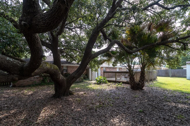 Building Photo - 611 Highland Dr