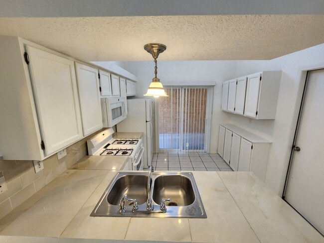 Building Photo - 2082 Pinecone Way