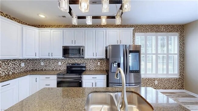 Building Photo - *** READY TO MOVE IN BY FIRST WEEK OF MAY***