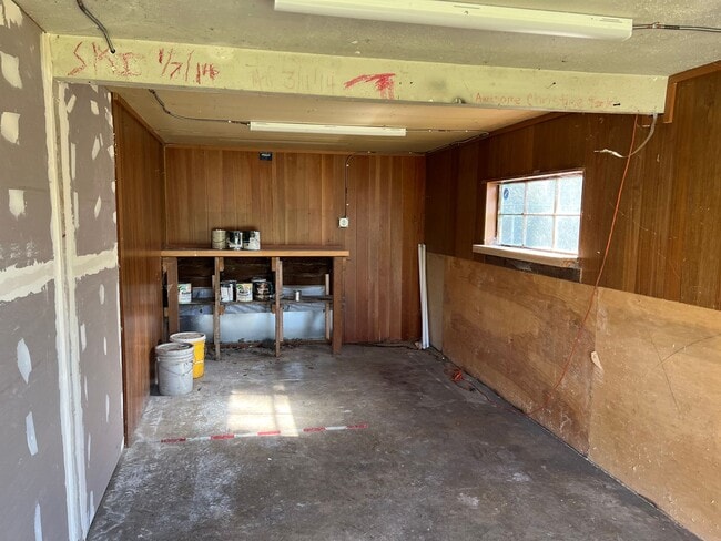 Building Photo - Updated 3 bedroom 1 bathroom house! MOVE I...
