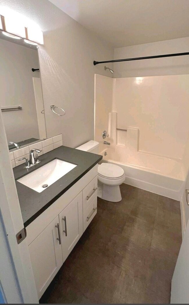 Building Photo - Kirkland 2 Bedroom 2.5 Bath Springbrook Co...