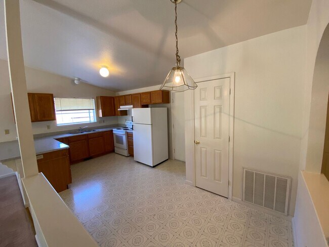 Building Photo - 1001 Sunburst Dr
