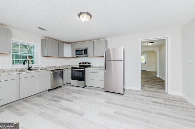 Building Photo - 3584 Log Cabin Dr