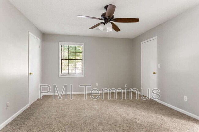 Building Photo - 5005 Hawthorne Ct