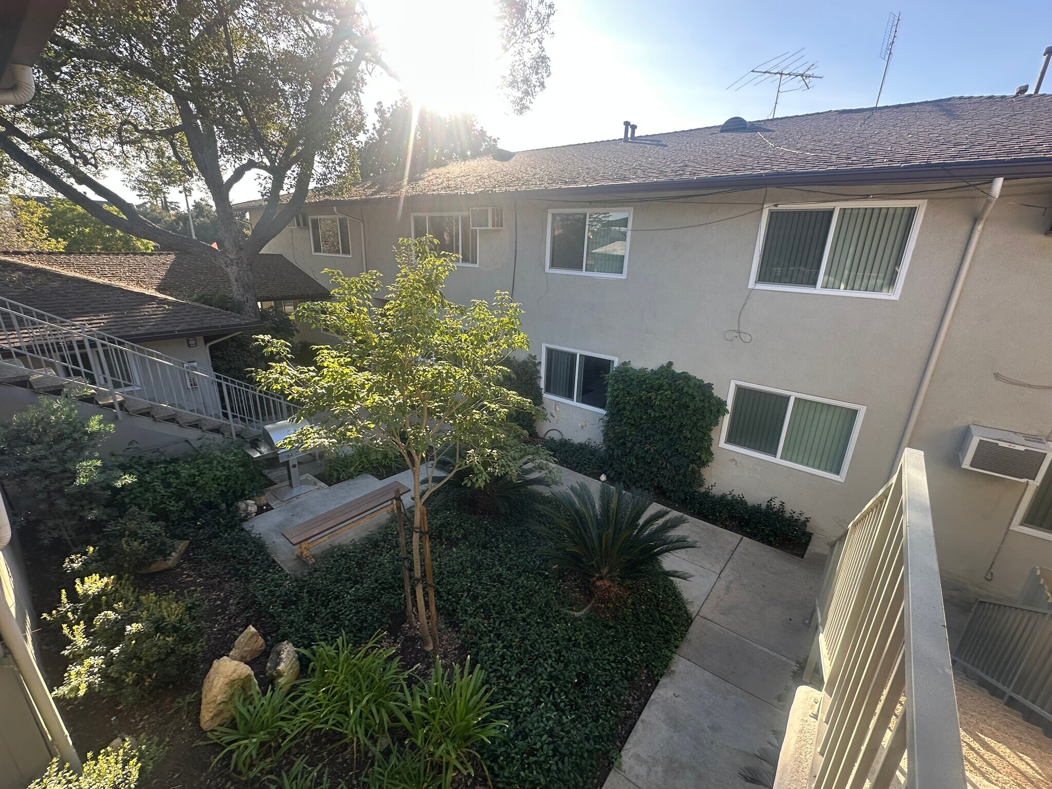 Building Photo - 417 E Badillo St