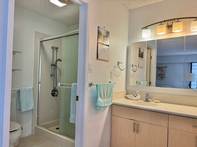 Building Photo - Newtown Estates, 3 bdrm, 2 bath, 2 car enc...