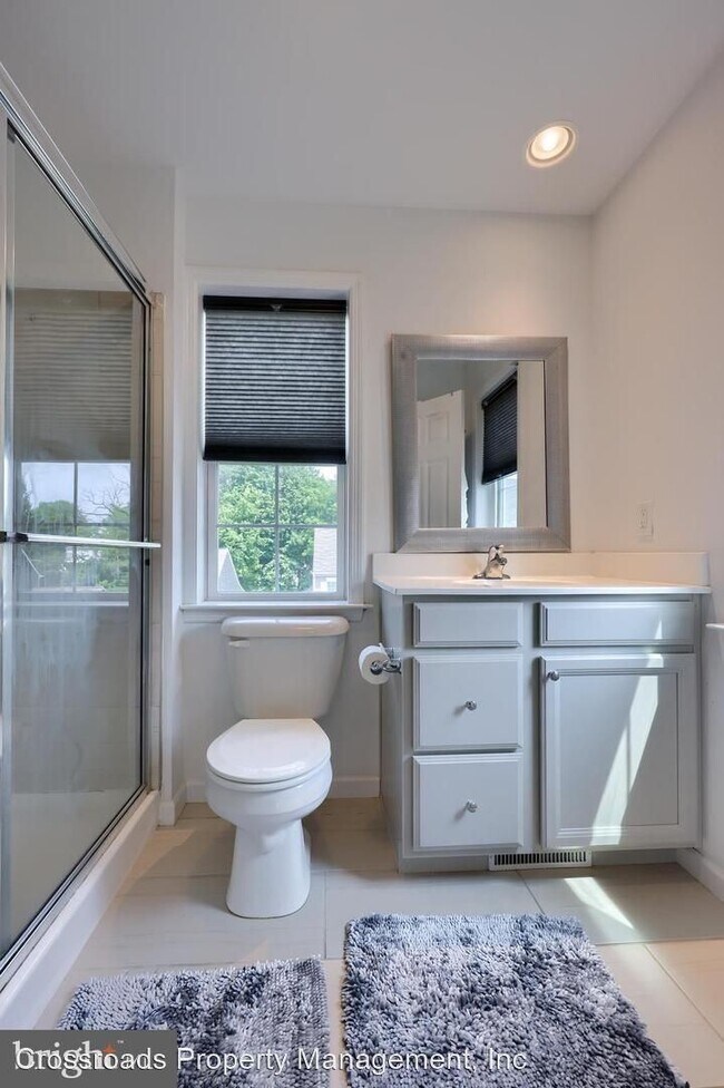 Building Photo - 2 br, 3.5 bath House - 902 Mayer Place