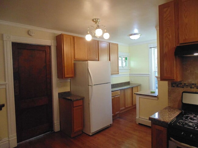 Building Photo - Charming 3 Bedroom Character home.