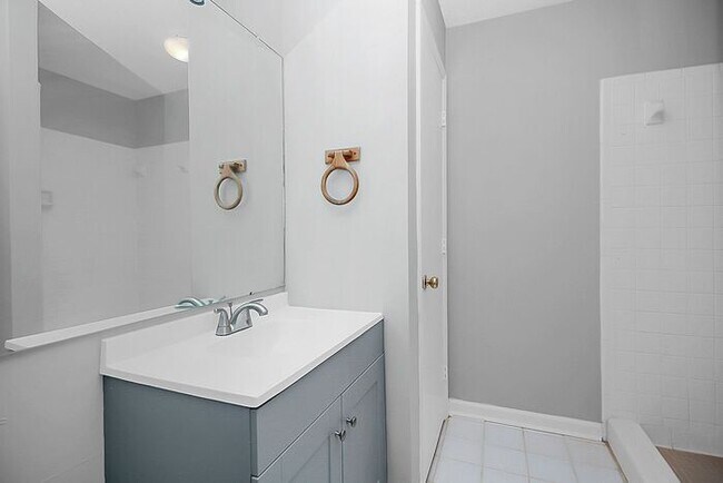 Building Photo - Updated First Floor 2BD/2BA Condo in Forest Ridge!