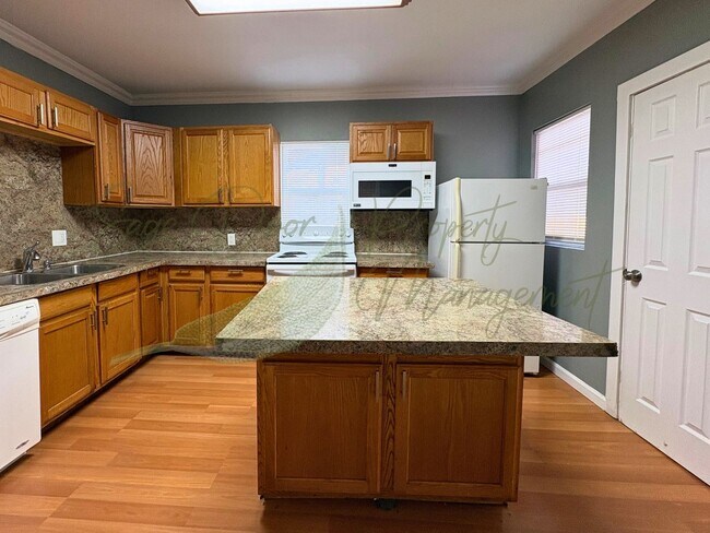 Building Photo - AVAILABLE NOW!!!!!