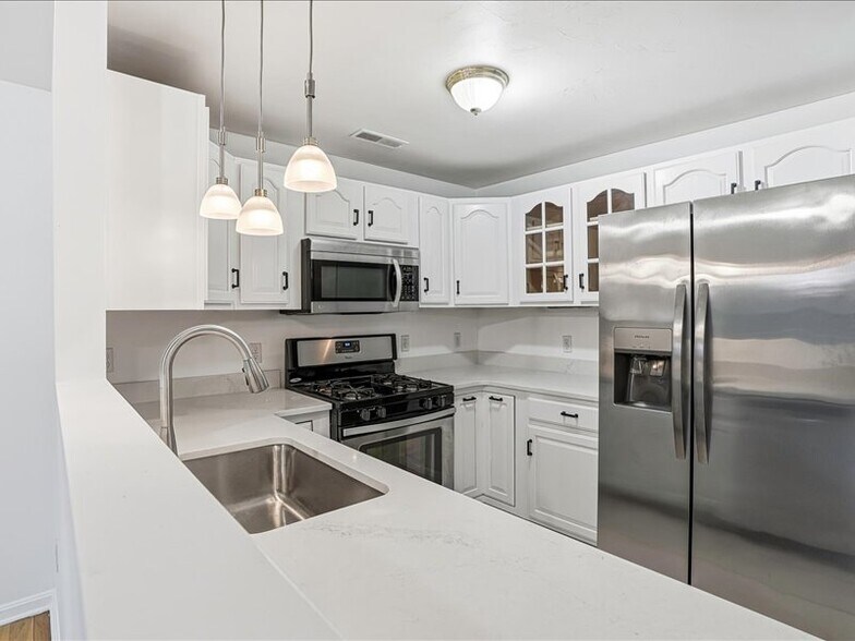 Building Photo - 20 Frongillo Farm Rd