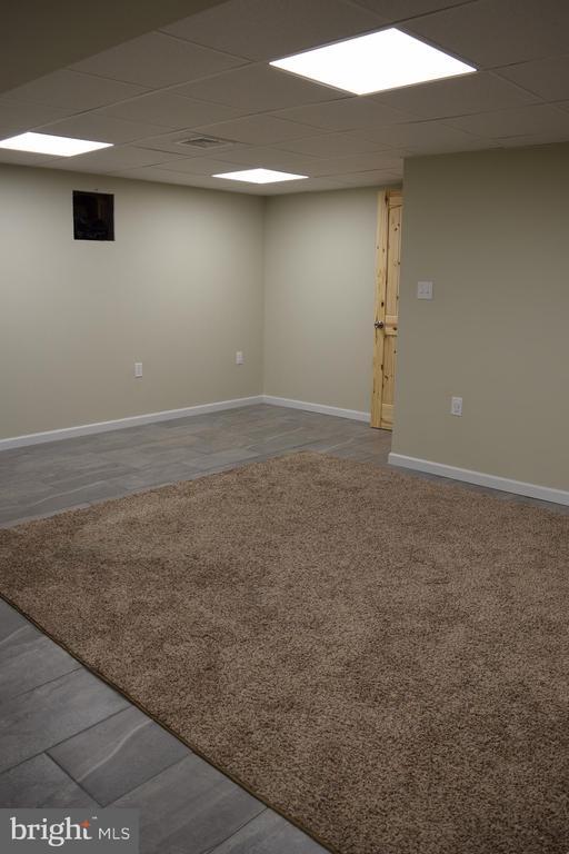 Building Photo - 999 Sunnyside Rd