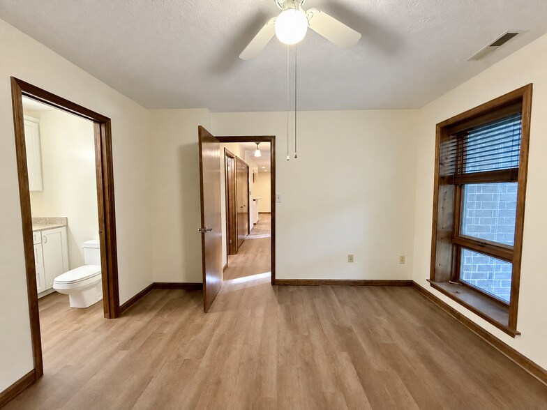 Building Photo - 23241 Rosewood Ct