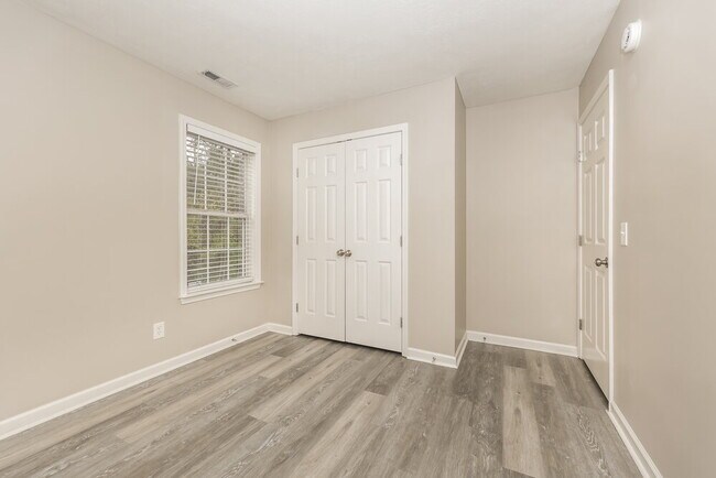 Building Photo - 1585 Ridgemont Dr